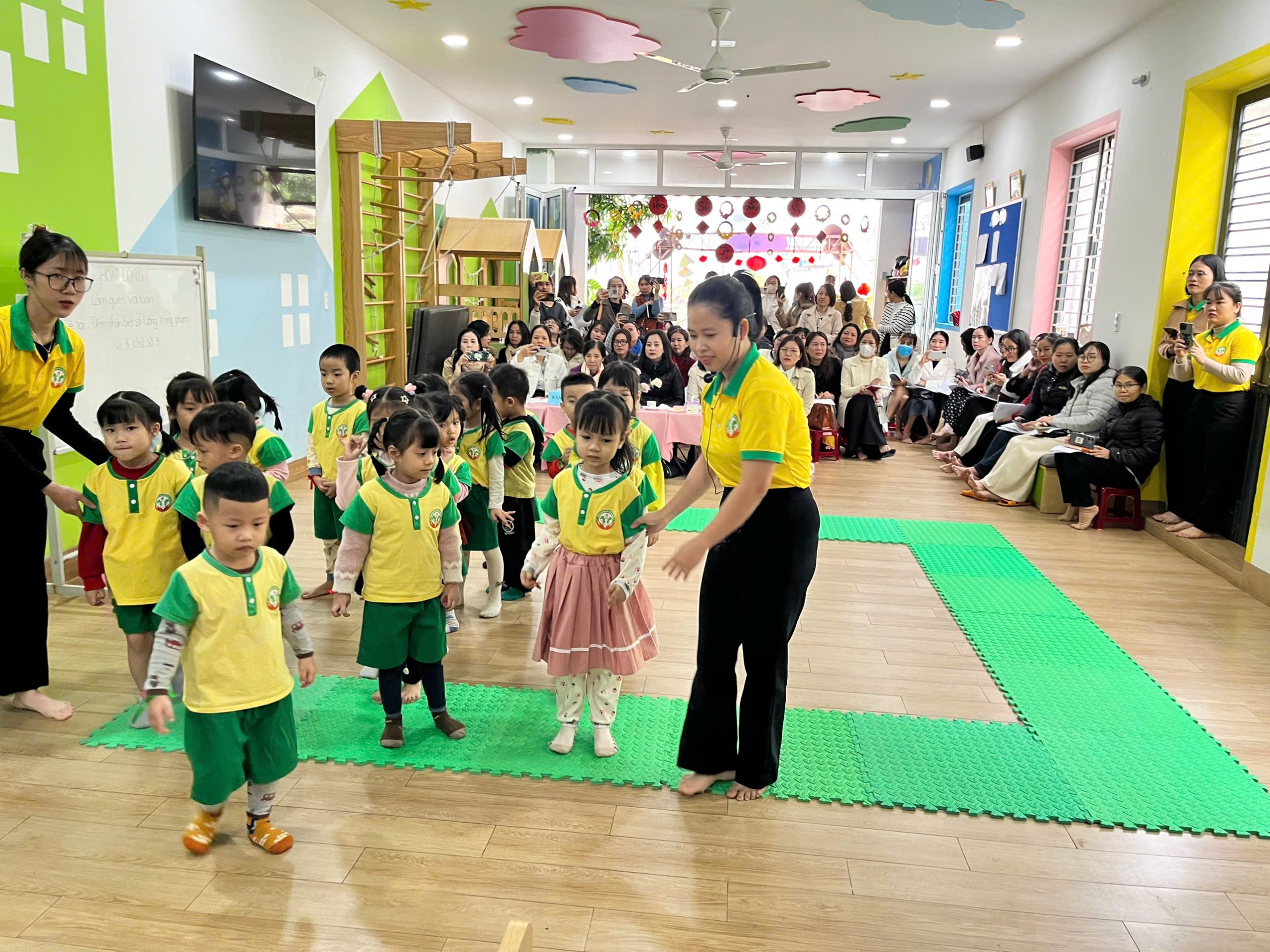 Đón tiếp đoàn đại biểu tham quan lớp MNĐL Hoa Trí Tuệ 4 z6223635488016 13bb0df63f17f037bb3cef18e572538b scaled
