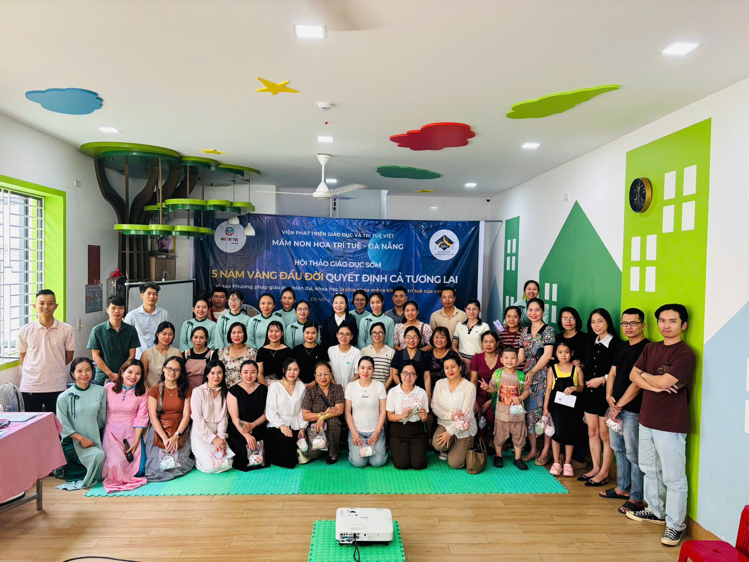 Hội thảo Giáo dục sớm với chủ đề:"5 năm vàng đầu đời – Quyết định cả tương lai" 21 z7039504002902 92b56199b3aeb607d90659a5a9793659