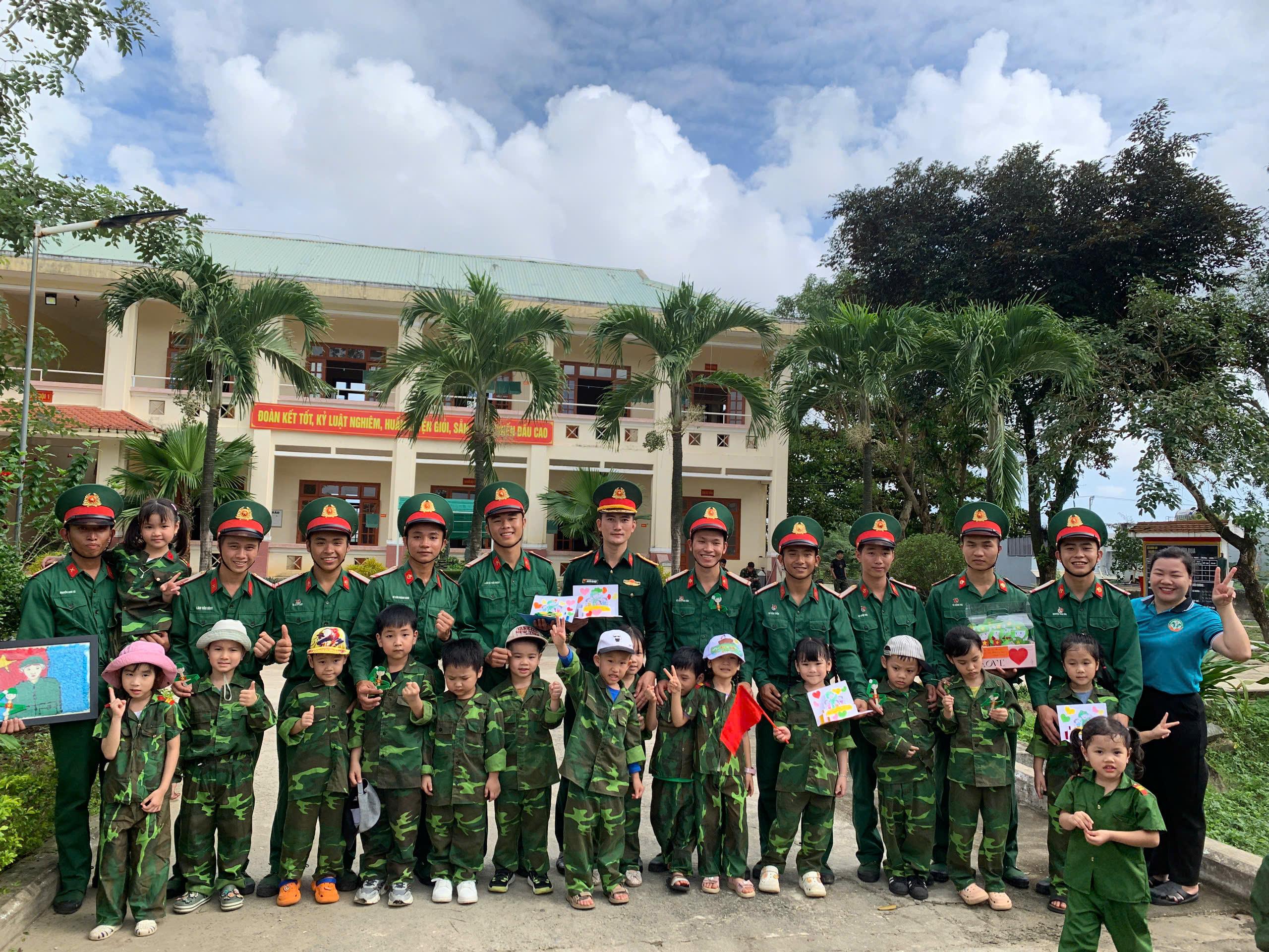 HOẠT ĐỘNG TRẢI NGHIỆM BÉ LÀM CHÚ BỘ ĐỘI VÀ THAM QUAN ĐƠN VỊ 409 11 z7322208156662 3327ca37e492eeaf4575dcc0b145eba3