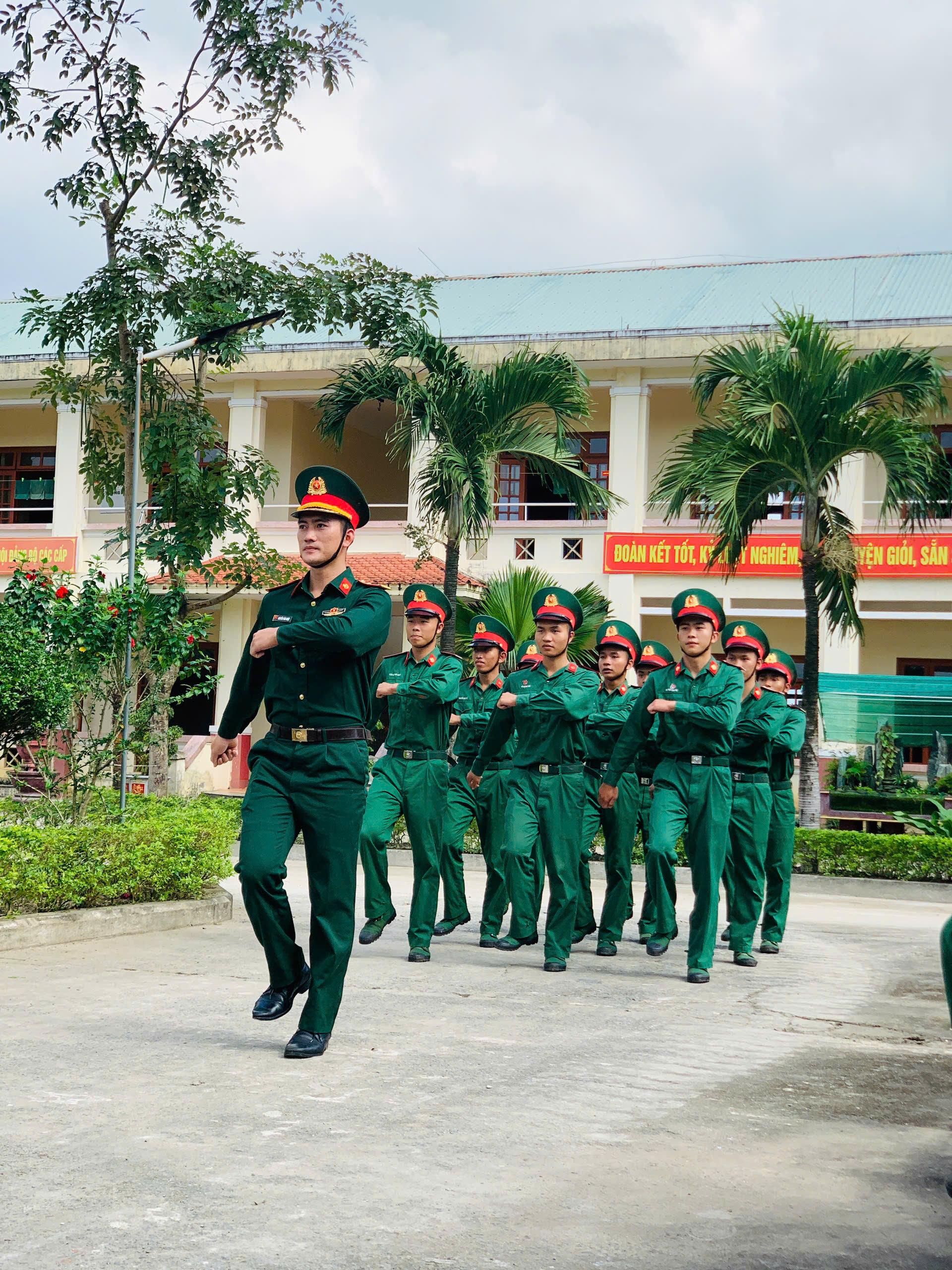HOẠT ĐỘNG TRẢI NGHIỆM BÉ LÀM CHÚ BỘ ĐỘI VÀ THAM QUAN ĐƠN VỊ 409 7 z7322212053082 9862892b00fe13b2be61833ff4119d06
