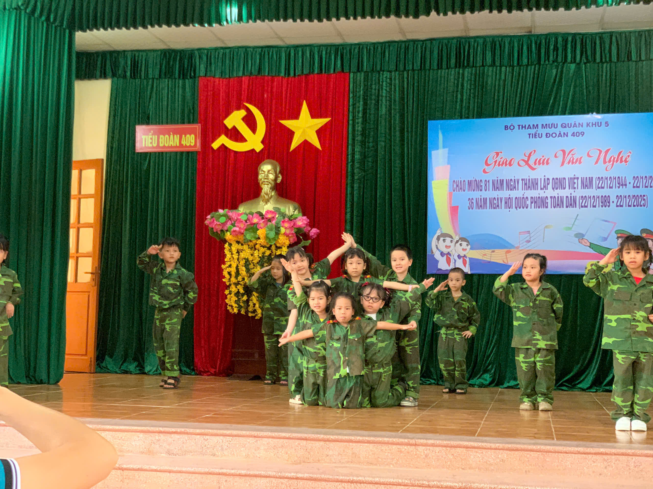 HOẠT ĐỘNG TRẢI NGHIỆM BÉ LÀM CHÚ BỘ ĐỘI VÀ THAM QUAN ĐƠN VỊ 409 6 z7322215261625 22a2304fb54f06e18faa807151265e0a