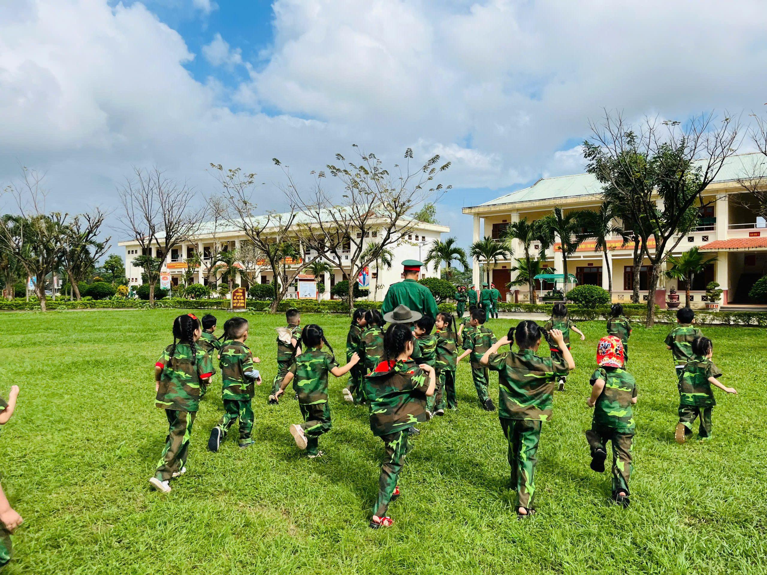 HOẠT ĐỘNG TRẢI NGHIỆM BÉ LÀM CHÚ BỘ ĐỘI VÀ THAM QUAN ĐƠN VỊ 409 18 z7322379253905 6e2927b6fc9942fedb816a501859bdab scaled