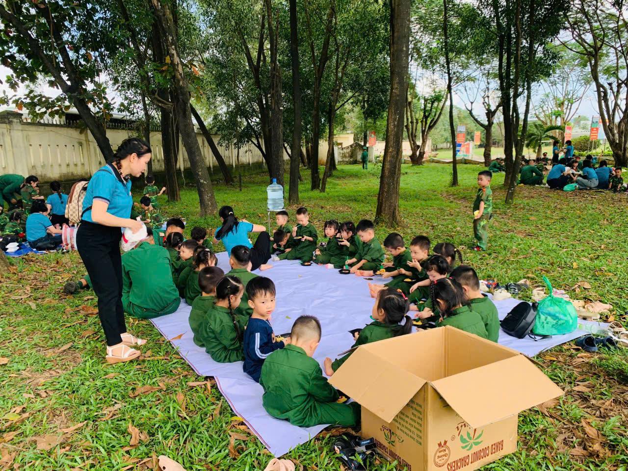 HOẠT ĐỘNG TRẢI NGHIỆM BÉ LÀM CHÚ BỘ ĐỘI VÀ THAM QUAN ĐƠN VỊ 409 26 z7324086855006 50ae3afa870d56946b58a5b362a14017