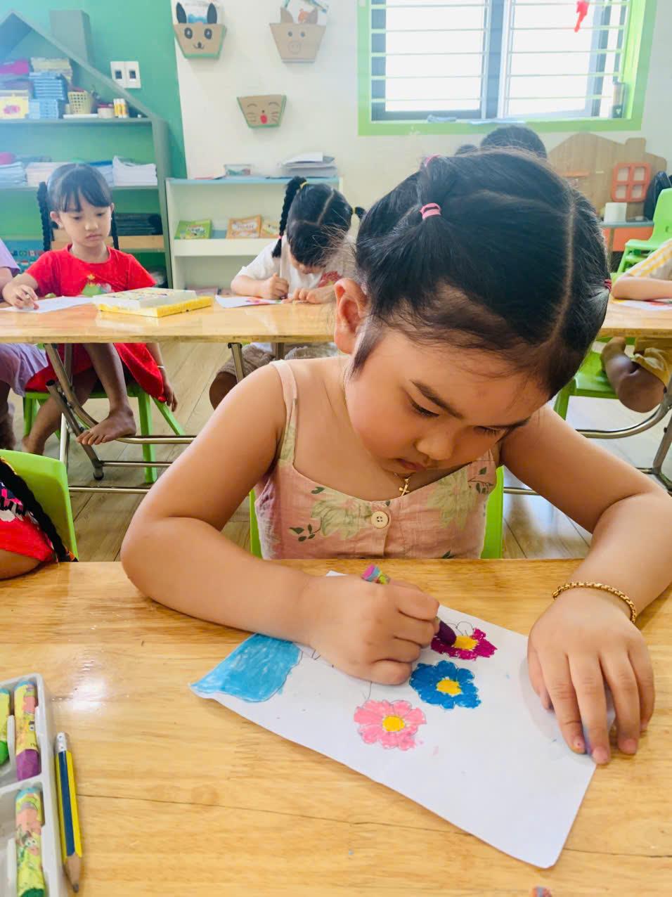 HỘI THI VẼ TRANH “VẼ HOA TẶNG MẸ” – TRÀN NGẬP YÊU THƯƠNG TẠI MẦM NON HOA TRÍ TUỆ 4 z7579296592749 4ab59a96d33d5be517abdab8c4dca3fc