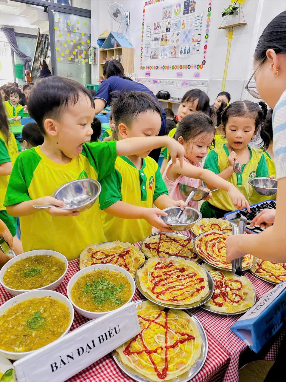 MẦM NON HOA TRÍ TUỆ – HOẠT ĐỘNG BUFFET HÀNG THÁNG: BỮA TIỆC DINH DƯỠNG – TRẢI NGHIỆM KỸ NĂNG SỐNG ĐẦY HỨNG KHỞI 16 1785477423625 3543132459473246802 g8533891649380751383 c127c25513169e770b8569ea618e3178 1